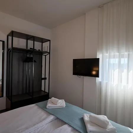 Bizarre Boutique וארנה